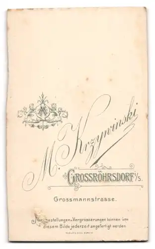 Fotografie M. Krzynrinski, Grossröhrsdorf, Grossmannstr., Hübsche junge Dame im hellen Kleid lehnt an einer Stuhllehne