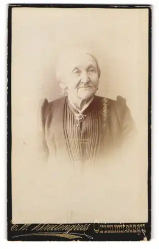 Fotografie C. W. Breitengross, Grimmitschau, Leipzigerstr., Ältere schöne Dame im schwarzen Kleid mit fröhlichem Lächeln