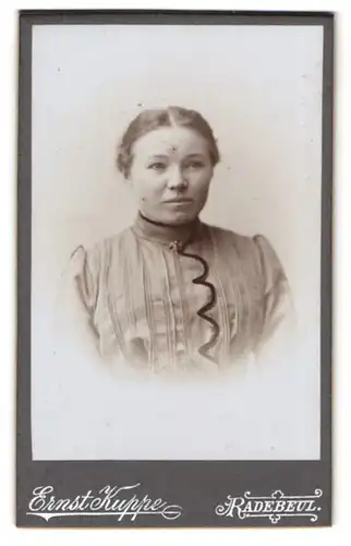 Fotografie Ernst Kuppe, Radebeul, Bahnhofstr., Junge schöne Dame im hellen Kleid mit Hochsteckfrisur und Lächeln