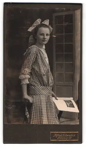 Fotografie Alfred Schwiebus, Leisnig, Irmgard Müller im Kleid mit grosser Schleife im Haar am Lächeln