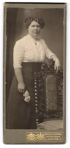 Fotografie Prof. E. Uhlenhuth, Coburg, Junge Dame in weisser Bluse mit Rosen und Halskette nebst Stuhl