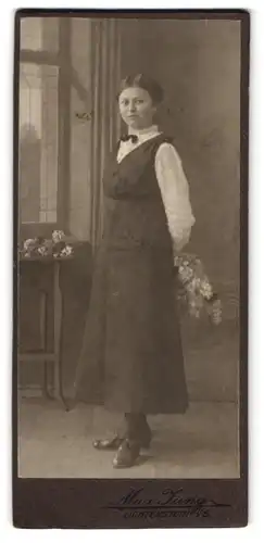 Fotografie Max Jung, Lichtenstein, Junge Dame im schwarzen Kleid mit Blumenstrauss und Schleife