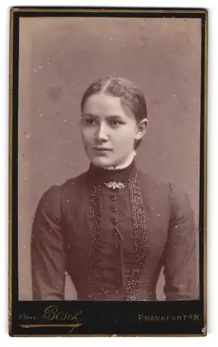 Fotografie Otto van Bosch, Frankfurt a. M., Kaiserstr. 6, Junge schöne Dame im taillierten Kleid mit Brosche