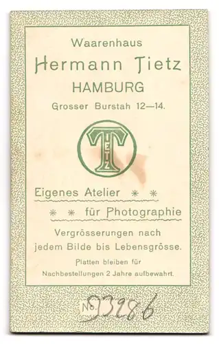 Fotografie Hermann Tietz, Hamburg, Gr. Burstah 12, Junger Mann im Anzug mit weisser Fliege und Mittelscheitel