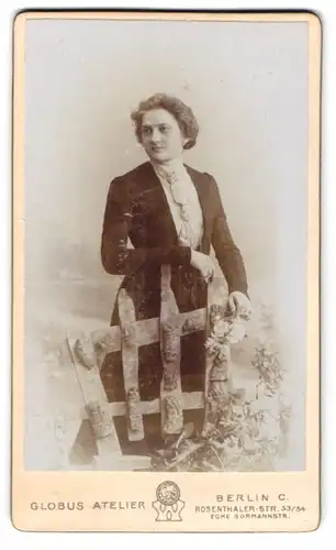 Fotografie Globus Atelier, Berlin, Rosenthalerstr. 53, Hübsche Dame im schwarzen Kleid mit Halstuch im Garten