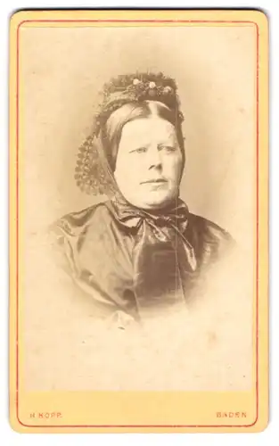 Fotografie Jos. Tiator, Baden, Schillerstr. 1, Beleibte Dame im schwarzen Kleid mit geschmückter Kopfbedeckung