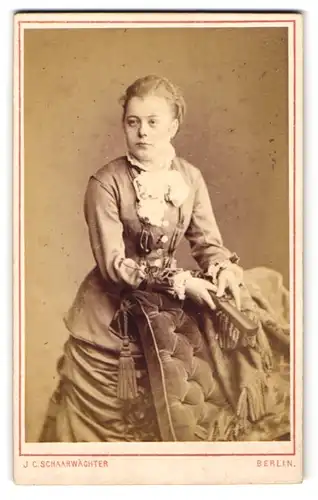 Fotografie J. C. Schaarwächter, Berlin, Friedrichstr. 190, Junge Dame im hellen Kleid mit weisser Schleife und Fächer