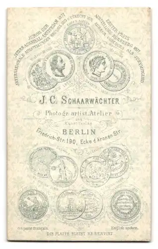 Fotografie J. C. Schaarwächter, Berlin, Friedrichstr. 190, Junge Dame im hellen Kleid mit weisser Schleife und Fächer