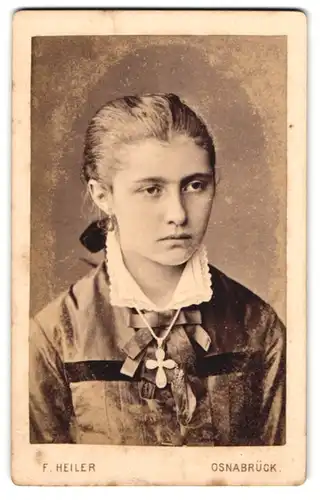 Fotografie F. Heiler, Osnabrück, Grosse Str. 28, Gutaussehendes junges Mädchen blickt wenig begeistert in die Kamera