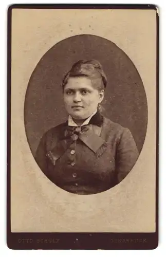 Fotografie Otto Schulz, Osnabrück, Hasestr. 59, Hübsche Dame mit rundlichen Gesicht und Hochsteckfrisur
