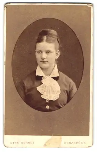 Fotografie Otto Schulz, Osnabrück, Hasestr. 59, Junge hübsche Frau mit eleganter Frisur und Haarspange