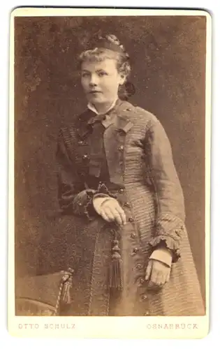 Fotografie Otto Schulz, Osnabrück, Hasestr. 59, Junge hübsche blonde Frau mit Haarband und lässig auf Stuhl gelehnt