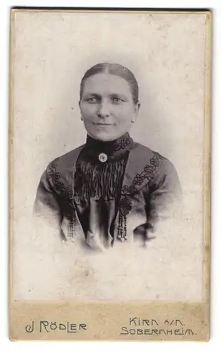 Fotografie J. Rödler, Kirn a. Nahe, Attraktive elegante Frau mit sympathischem Lächeln