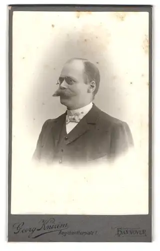 Fotografie Georg Knirim, Hannover, Aegidientorplatz 1, Gutbürgerlicher Herr mit buschigem Schnauzbart und Kneifer