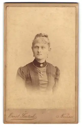 Fotografie Ernst Fentsch, Neisse, Kaiser Str. 13, Gutbürgerliche Dame mit Hochsteckfrisur und Kreuzkette