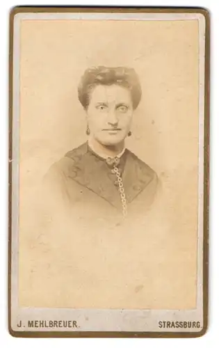 Fotografie J. Mehlbreuer, Strassburg, Rabenplatz 5, Attraktive Frau mit Ohrringen und Brosche mit Kette