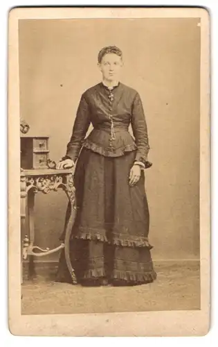 Fotografie N. Leyendecker, Berncastel, Junge gutaussehende Frau mit Kreuzkette