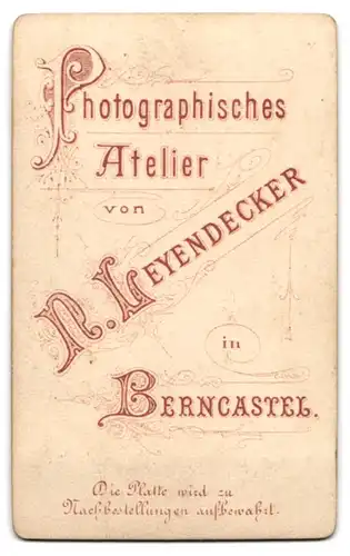 Fotografie N. Leyendecker, Berncastel, Junge gutaussehende Frau mit Kreuzkette