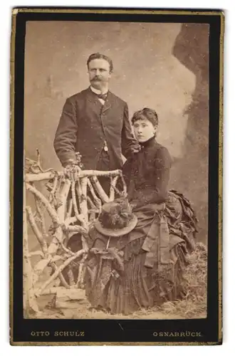 Fotografie Otto Schulz, Osnabrück, Hasestr. 59, Hübsche Frau mit ausdrucksvollen Augen neben ihrem Gemahl mit Schnauzer