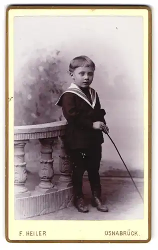Fotografie F. Heiler, Osnabrück, Grosse Strasse 28, Kleiner hübscher Junge mit Matrosenjacke und Stiefeln