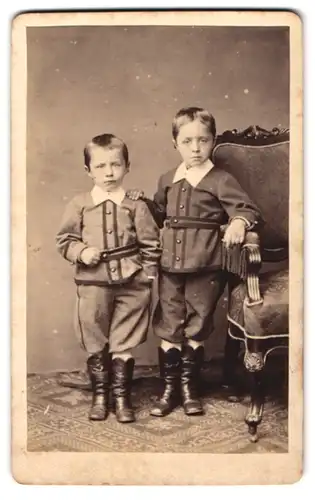 Fotografie Fr. Kahlmeyer, Osnabrück, Bahnhofsplatz 1, Zwei hübsche Buben posieren wenig begeistert vor der Kamera