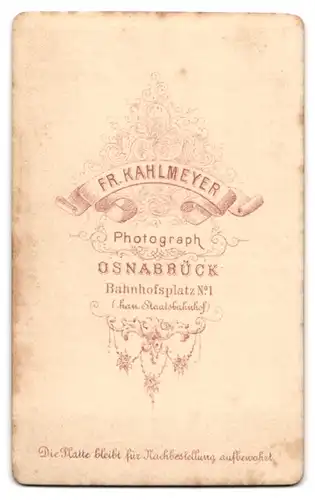 Fotografie Fr. Kahlmeyer, Osnabrück, Bahnhofsplatz 1, Zwei hübsche Buben posieren wenig begeistert vor der Kamera