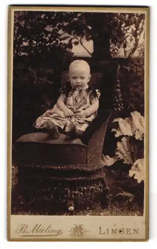 Fotografie B. Mieling, Lingen, Süsses blondes Mädchen sitzt schüchtern auf dem Stuhl