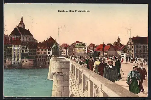 AK Basel, Mittlere Rheinbrücke mit Passanten