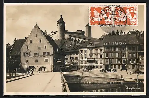 AK Schaffhausen, Strassenpartie an Brücke, Blick auf Restaurant Schweizerhalle und Burg