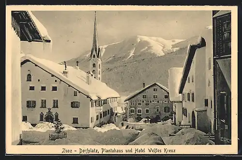AK Zuoz, Dorfplatz mit Kirche, Plantahaus und Hotel Weisses Kreuz im Winter