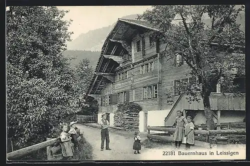 AK Leissigen, Kinder vor einem Bauernhaus