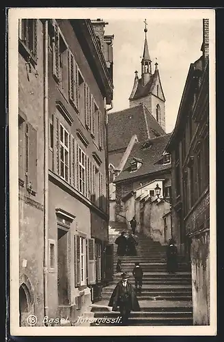 AK Basel, Totengässli mit Leuten auf den Stufen