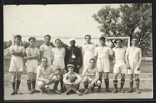 Foto-AK Fussballmannschaft mit Trainer, Ministersöhne gegen Gehilfen, 1936