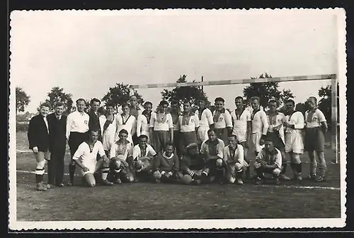 Foto-AK Fussballmannschaft auf dem Platz, Gruppenfoto 1934