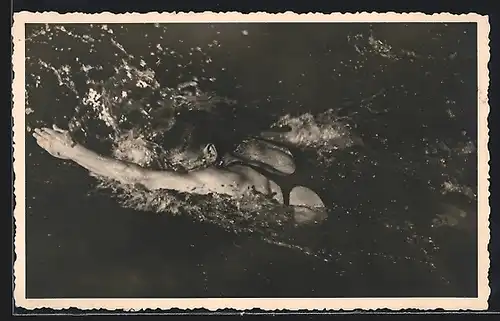 Foto-AK Schwimmer beim Kraulen im Wasser
