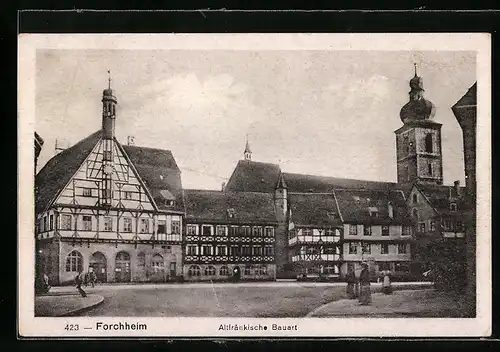 AK Forchheim, Marktplatz mit Gebäuden in altfränkischer Bauart und Kirche