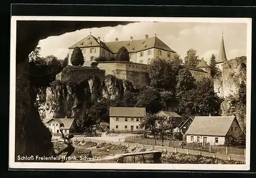 AK Freienfels /Fränk. Schw., Ortsansicht mit Schloss Freienfels und Kletterer