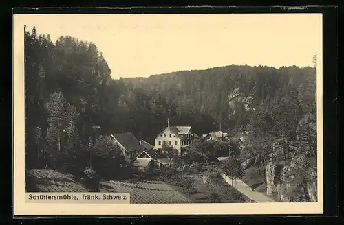 AK Schüttersmühle /fränk. Schweiz, Ortsansicht in Tal zwischen bewaldeten Hügeln