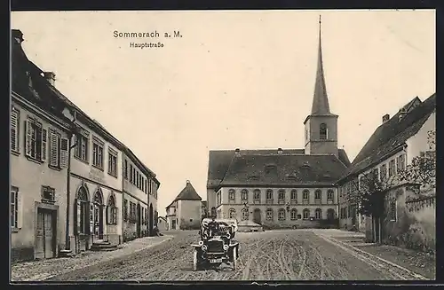 AK Sommerach a. M., Hauptstrasse mit Automobil und Blick auf die Kirche