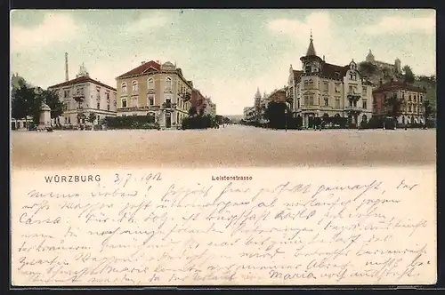 AK Würzburg, Blick in die Leistenstrasse mit Gasthaus und Denkmal