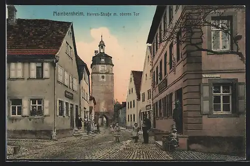 AK Mainbernheim, Herren-Strasse mit oberen Tor, Geschäftshäuser, Briefträger
