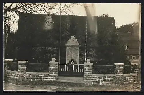 Foto-AK Schernau, Kriegerdenkmal mit Gebäude