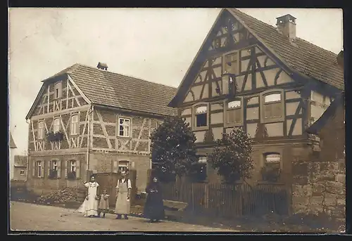 Foto-AK Bad Neustadt /Saale, Blick von der Strasse auf Fachwerkhäuser anno 1911