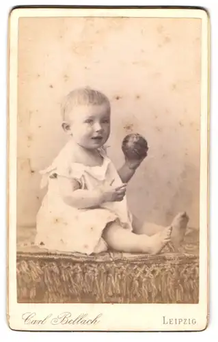 Fotografie Carl Bellach, Leipzig, Gellert-Strasse-12, Süsses Baby spielt mit Ball