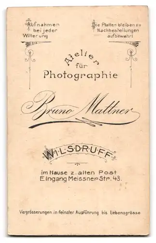 Fotografie Bruno Mattner, Wilsdruff, Meissner Str. 43, Dame mit weissem Kragen stützt sich an Lehne