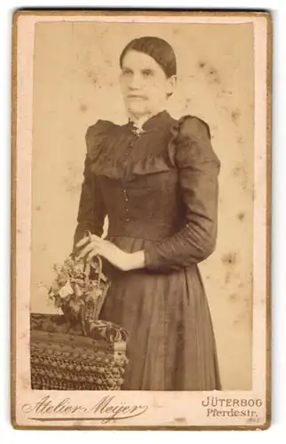 Fotografie Meijer, Jüterbog, Pferdestr., Dame mit Blumenkorb und schwarzem Kleid