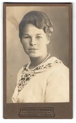 Fotografie O. Wauer, Meissen, Hauptbahnhof - Elbberg 1, Junge Dame mit Perlenkette und weissem Oberteil