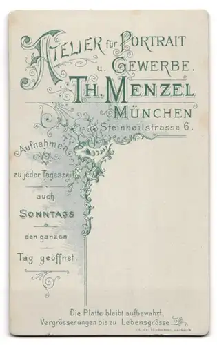 Fotografie Th. Menzel, München, Steinheilstr. 6, Junger Mann mit Hut sitzt im WaldFotografie