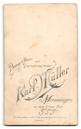 Fotografie Karl Müller, Memmingen, Vor dem Ulmer Tor, Junge Frau mit gestreiftem Kleid
