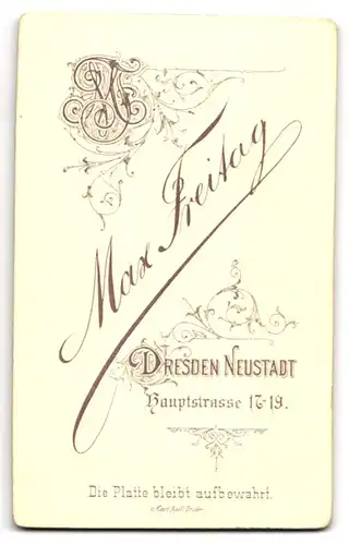 Fotografie Max Freitag, Dresden Neustadt, Hauptstrasse 17-19, Mann und Frau in vertrauter Pose